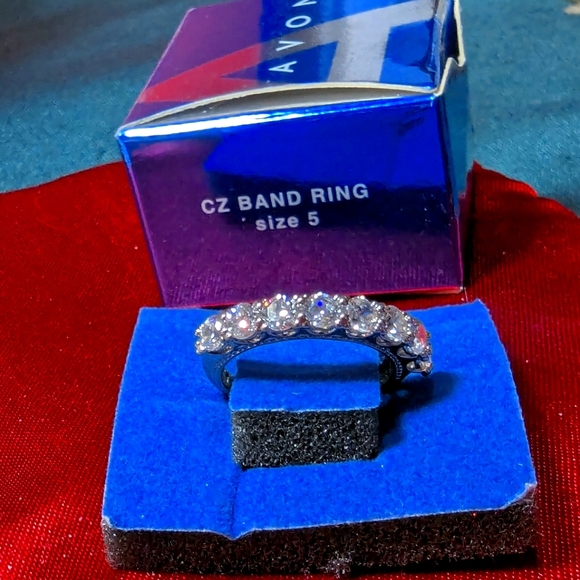 Avon Silver Ring with Sparkling Cubic Zirconia Gemstones - Picture 1 of 12